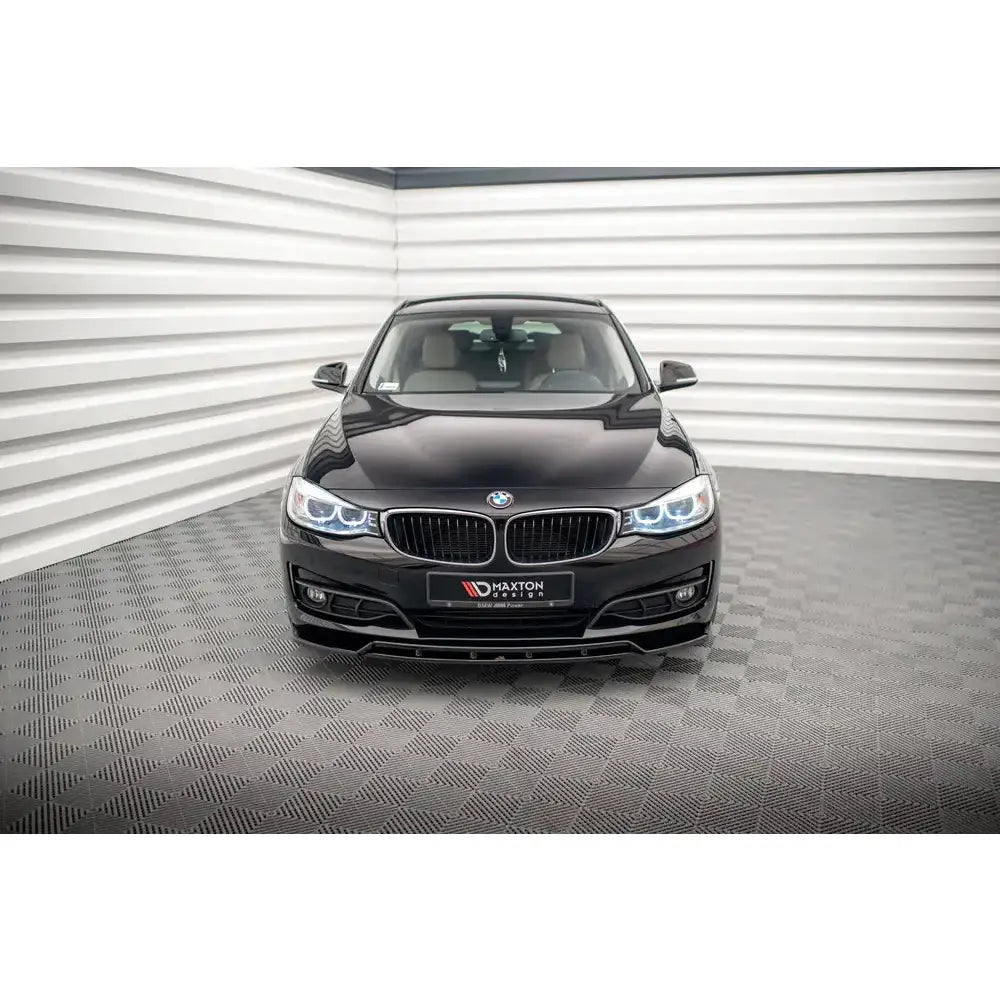 Frontleppe på BMW 3 GT F34 13-16, sort bil forfra med markerte sorte detaljer og lysende frontlykter.