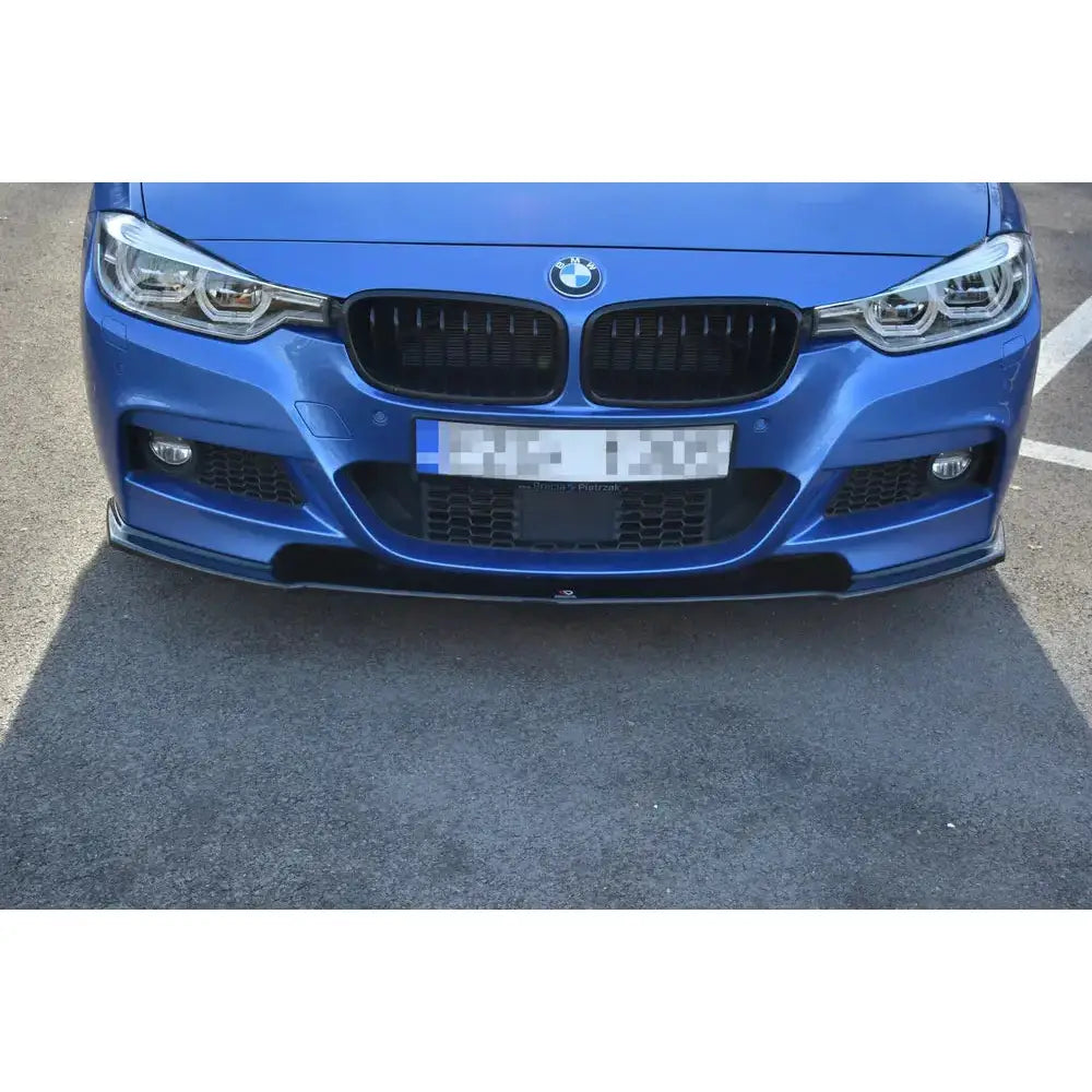 Frontleppe til BMW 3-Series F30 FL M-Sport, sort splitter montert på blå bil sett rett forfra.