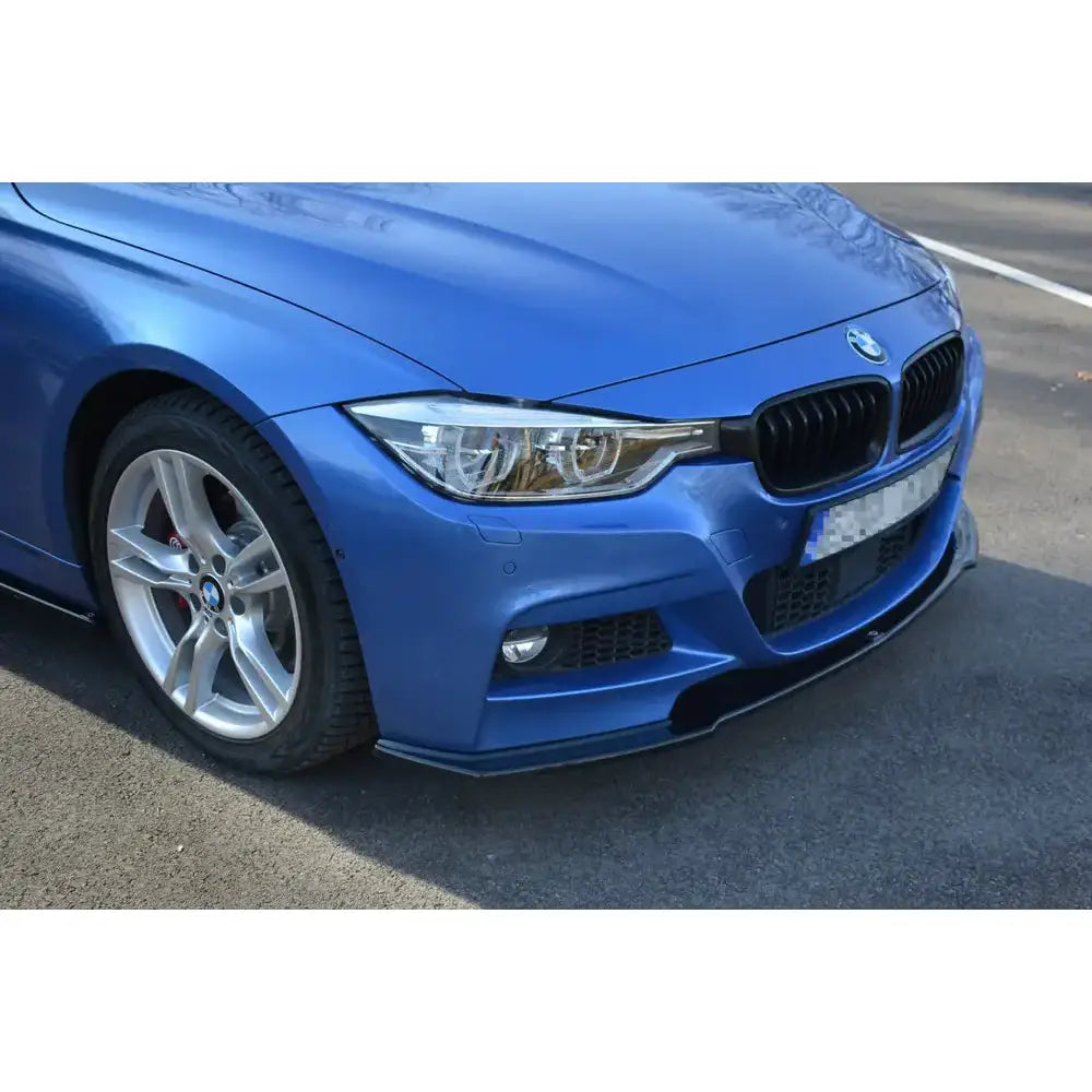 Spoiler på BMW 3-Series F30 FL Sedan M-Sport, svart frontspoiler på blå bil med sølvfelger.