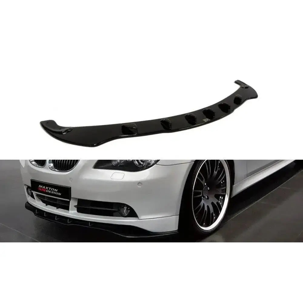 Frontspoiler til BMW 5 E60/E61, blank sort plast med markante kanter sett fra fronten.