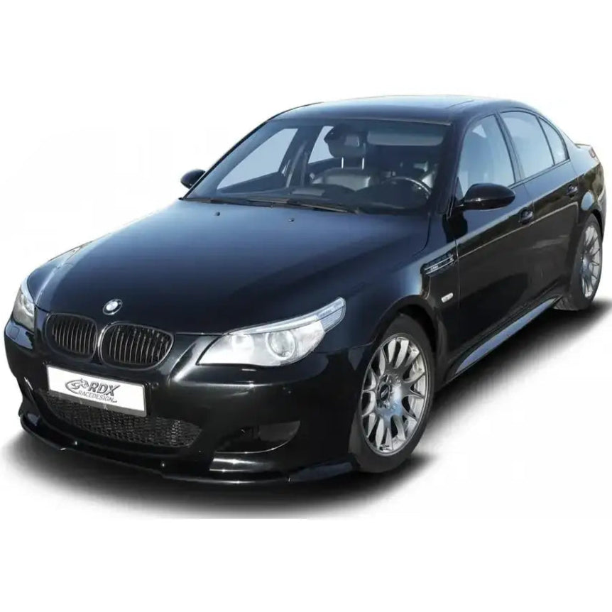 Frontspoiler BMW 5 E60 M5 på sort bil med sølvfelger og blank finish, sett skrått forfra mot hvit bakgrunn.