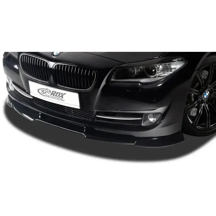 Frontspoiler til BMW 5 F10/F11 09-13 montert på sort bil med synlig grill og frontlys.
