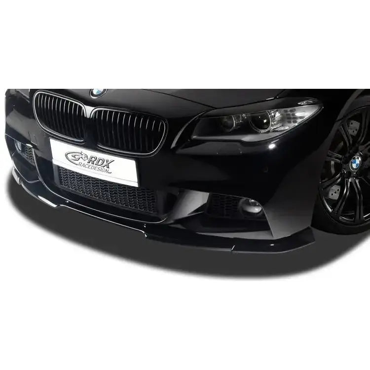 Frontspoiler BMW 5 F10/F11 09-13 M-Technic, sort og blank, montert på bil sett forfra og fra siden.