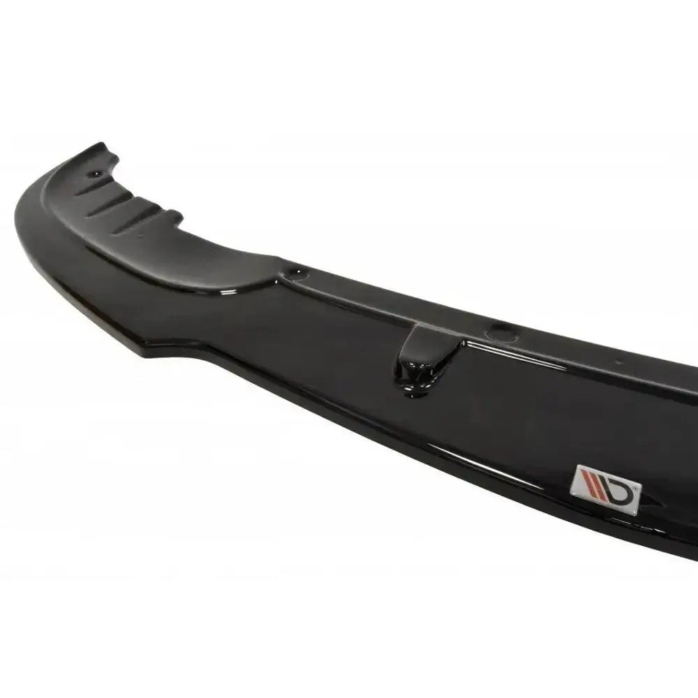 Frontleppe til BMW 5 GT F07 i sort, blank plast med logo og detaljerte kanter, sett i skrå vinkel.