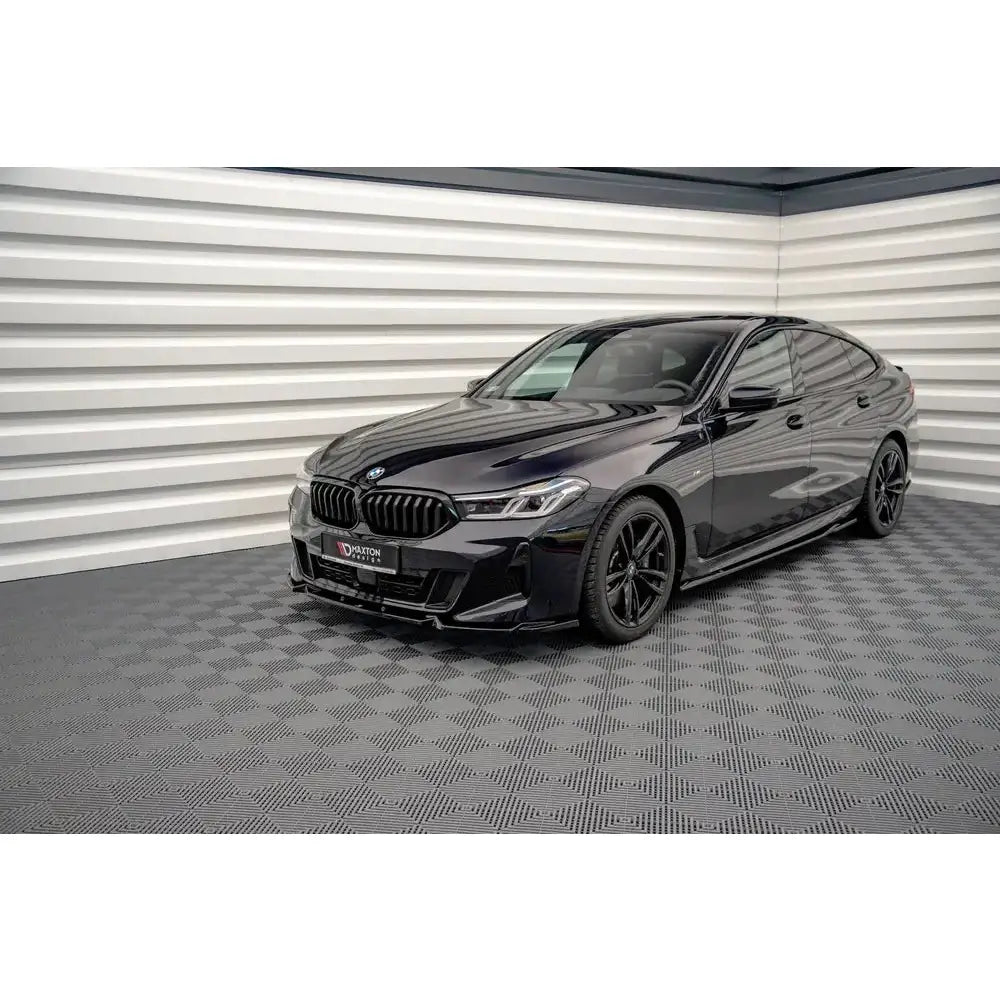 Frontleppe på BMW 6 GT G32 M-Pack med sorte felger og sportslig front mot rutete gulv.