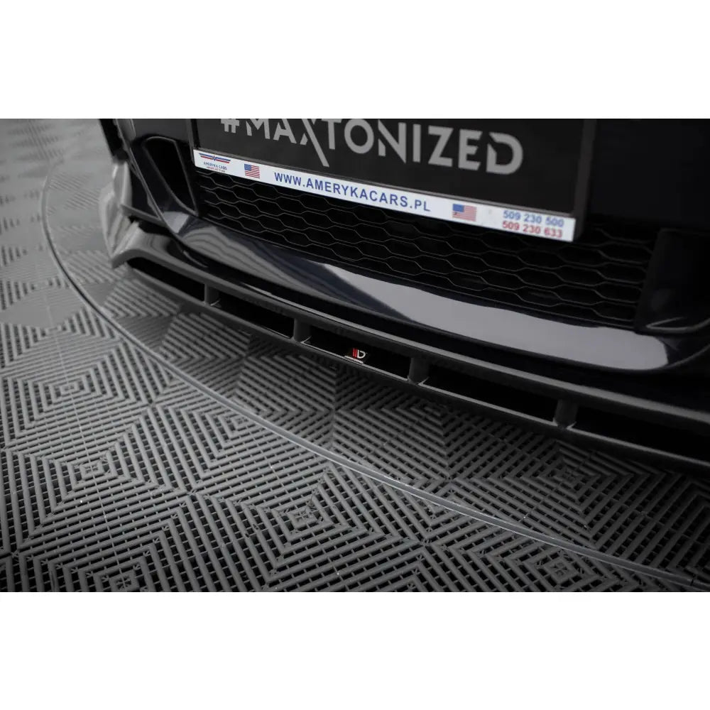 Frontspoiler BMW 6 GT G32 M-Pack i sort blank finish sett forfra, med synlig grid-mønster i gulvet.