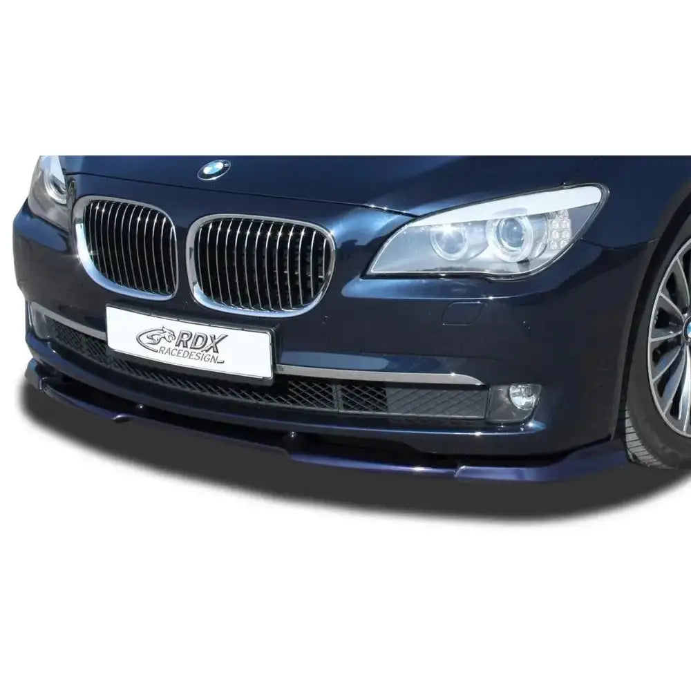Frontspoiler BMW 7 F01/F02 montert på mørk blå bil med kromdetaljer og skarpe frontlykter.