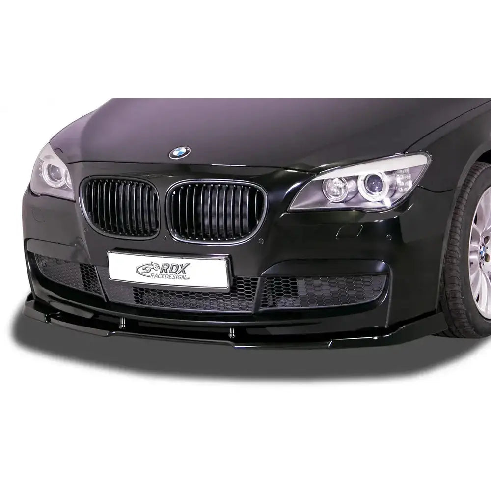 Frontspoiler til BMW 7 F01/F02 08-15 M-Pack i blankt materiale, sett rett forfra på sort bil.