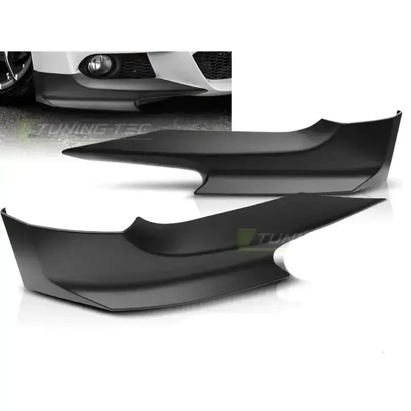 Frontleppe til BMW E92/E93 M-Tech, svarte aerodynamiske plastdetaljer mot hvit bakgrunn.