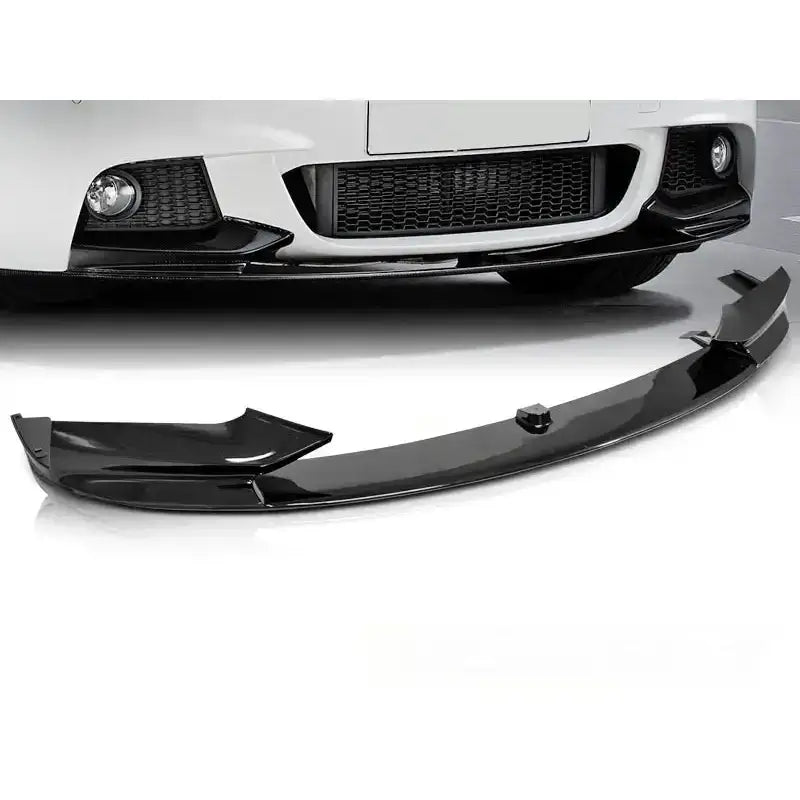Frontleppe til BMW F10/F11/F18 11-16 M-Performance i glossy black montert på hvit bil.