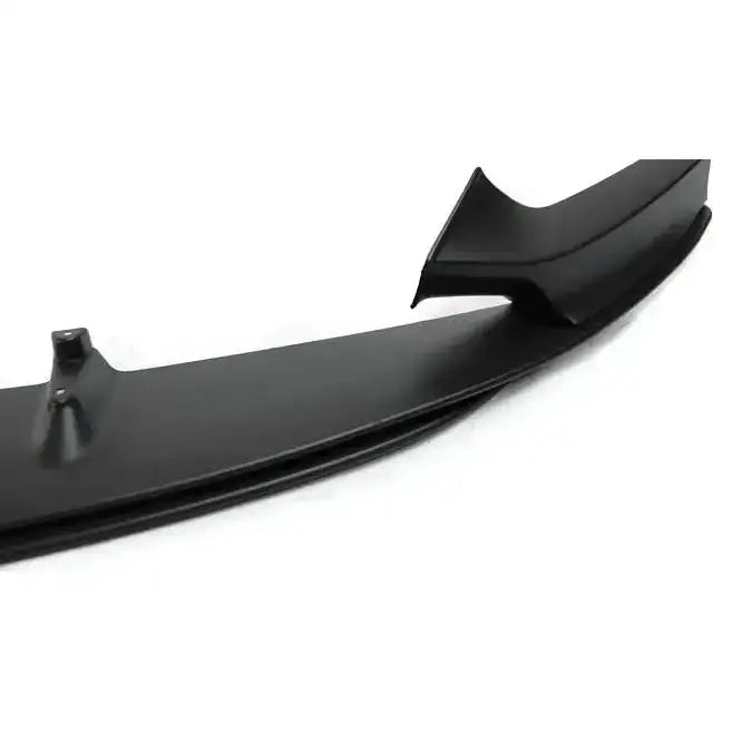 Front splitter til BMW F22/F23 M-Performance, sort plast med vingeformet utstikker, nærbilde på hvit bakgrunn.