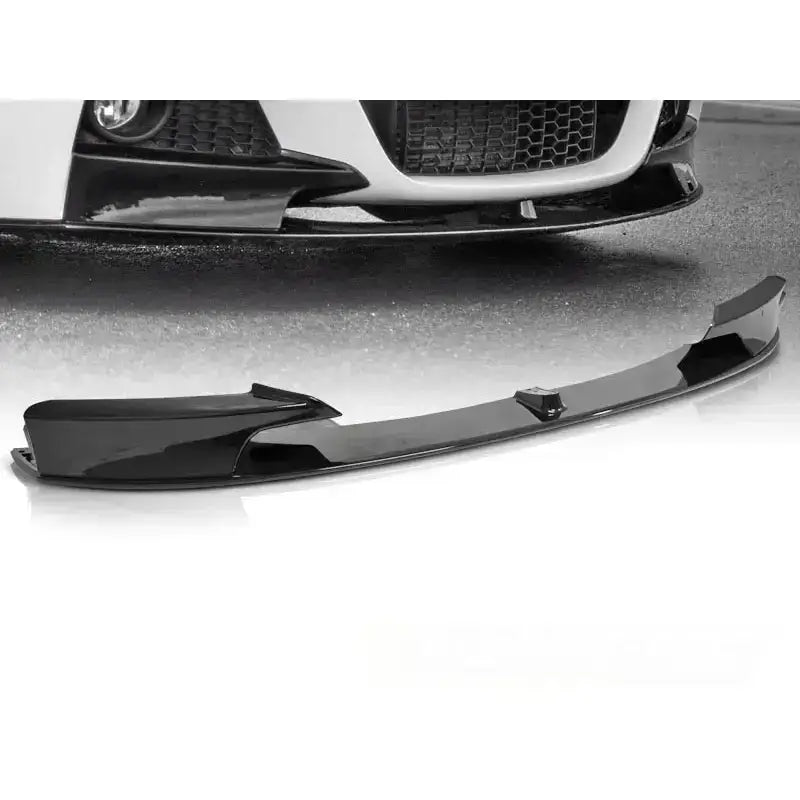 Frontleppe Bmw F30/F31 M Performance i glossy black, skrå vinkel med bilfront i bakgrunnen.