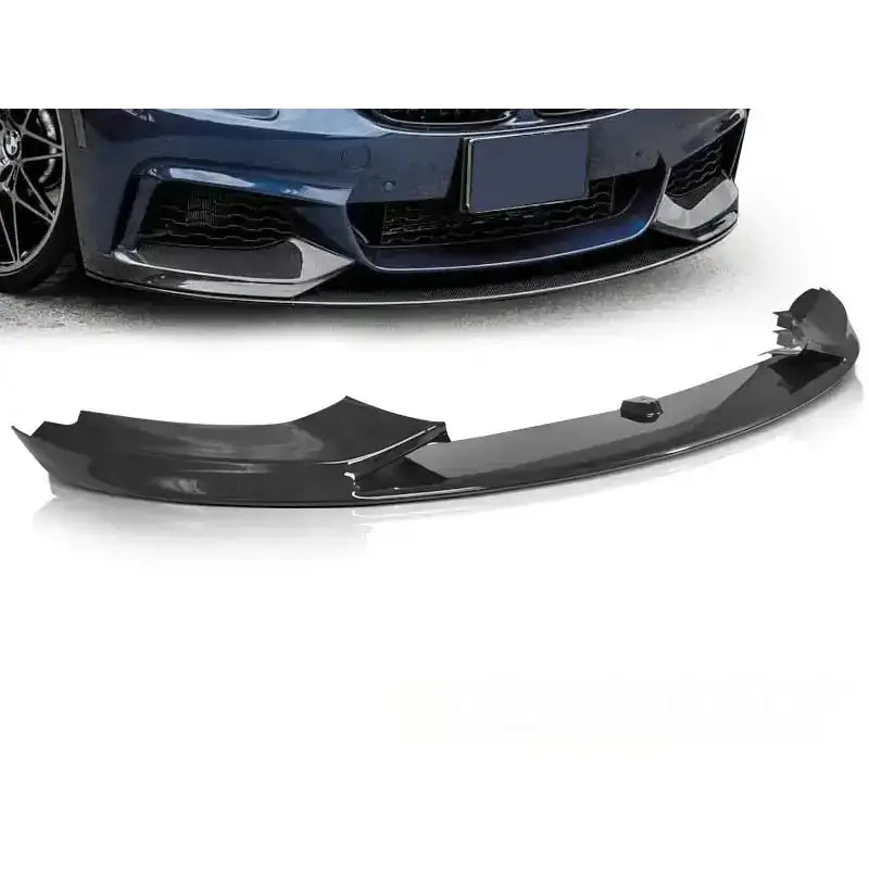 Frontleppe Bmw F32/F33/F36 13- M Performance i glossy black sett fra skrå vinkel montert på bil.