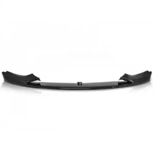 Frontspoiler til BMW F32/F33/F36 M Performance i glossy svart plast sett rett forfra.
