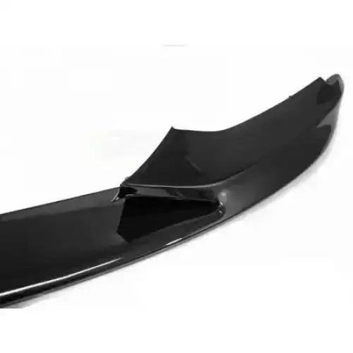 Spoiler til BMW F32/F33/F36 M Performance i glossy sort plast, nærbilde med markerte kanter.