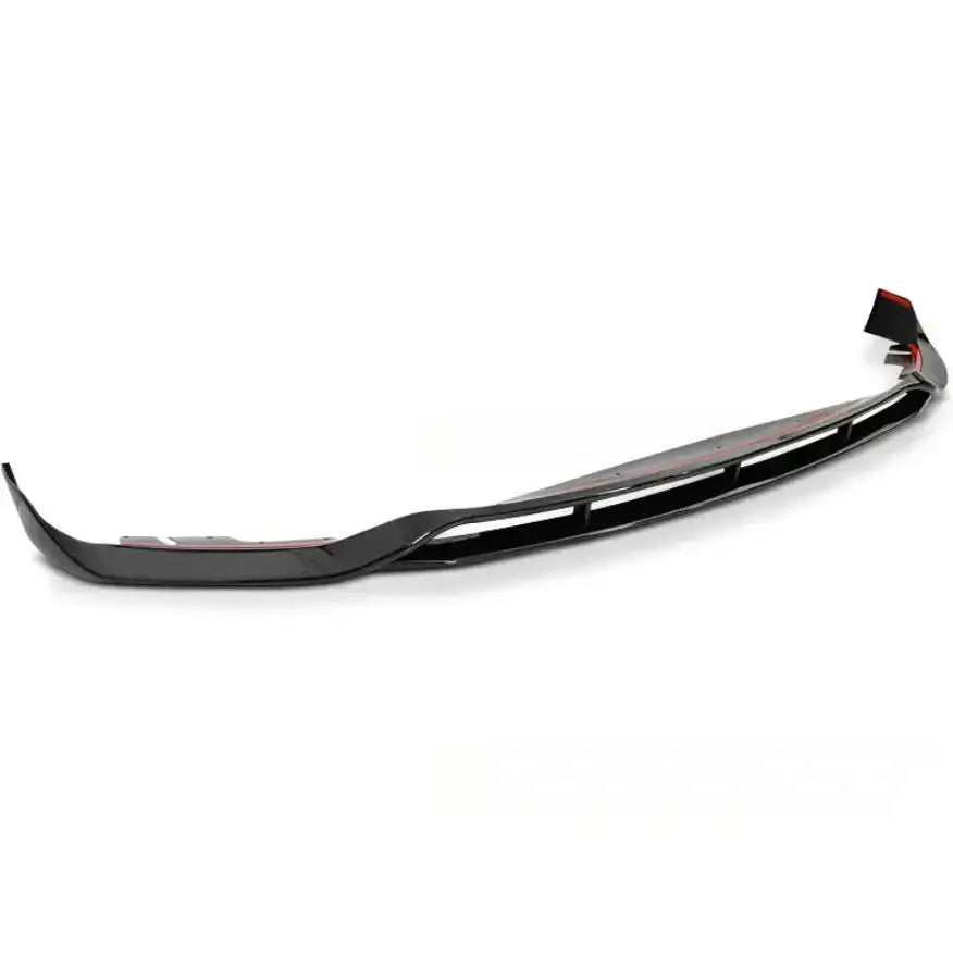 Frontspoiler BMW G30 G31 LCI 20 i glossy black med røde detaljer, avbildet fra skrå vinkel.
