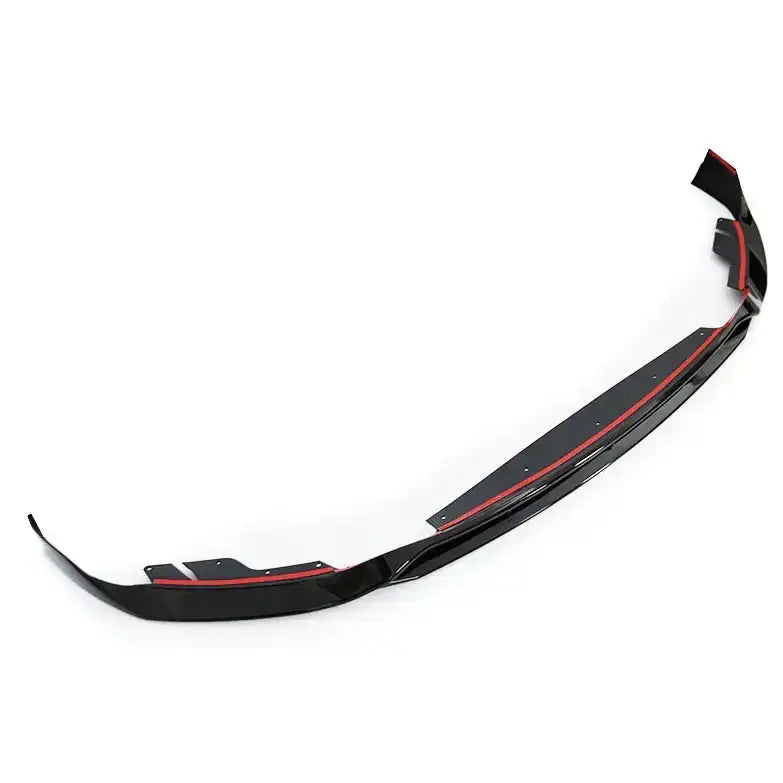 Spoiler til BMW G30 G31 LCI 20 i glossy svart plast med rød stripe, sett skrått ovenfra.