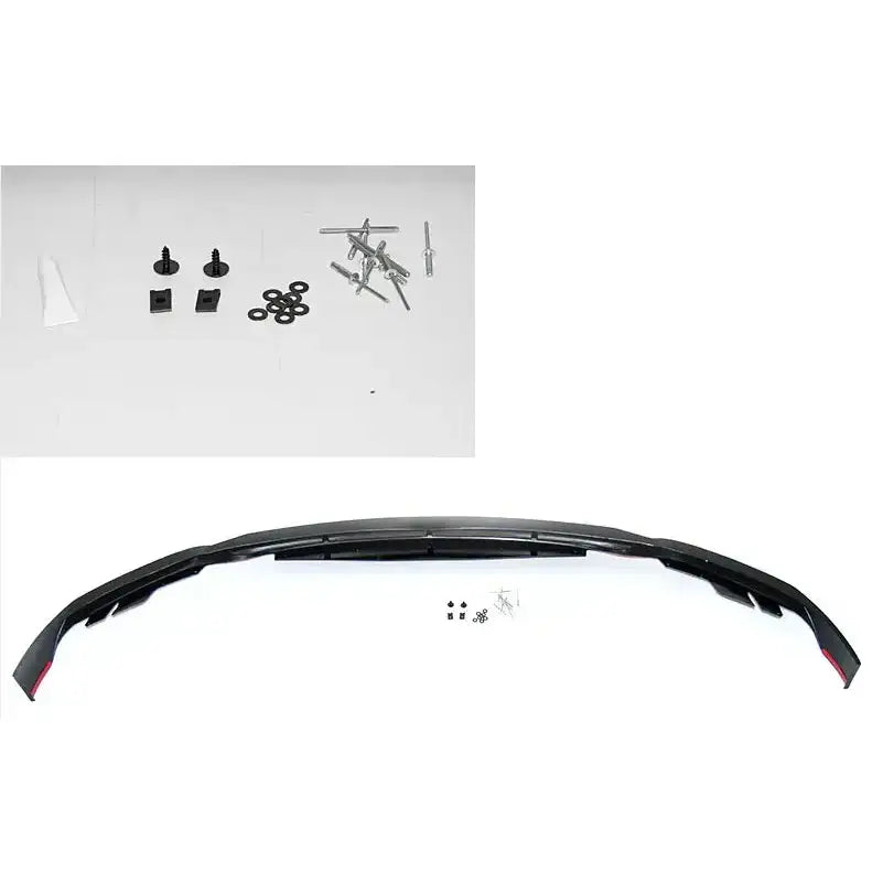 Front splitter BMW G30 G31 LCI 20 i glossy black med monteringsutstyr sett ovenfra på hvit bakgrunn.