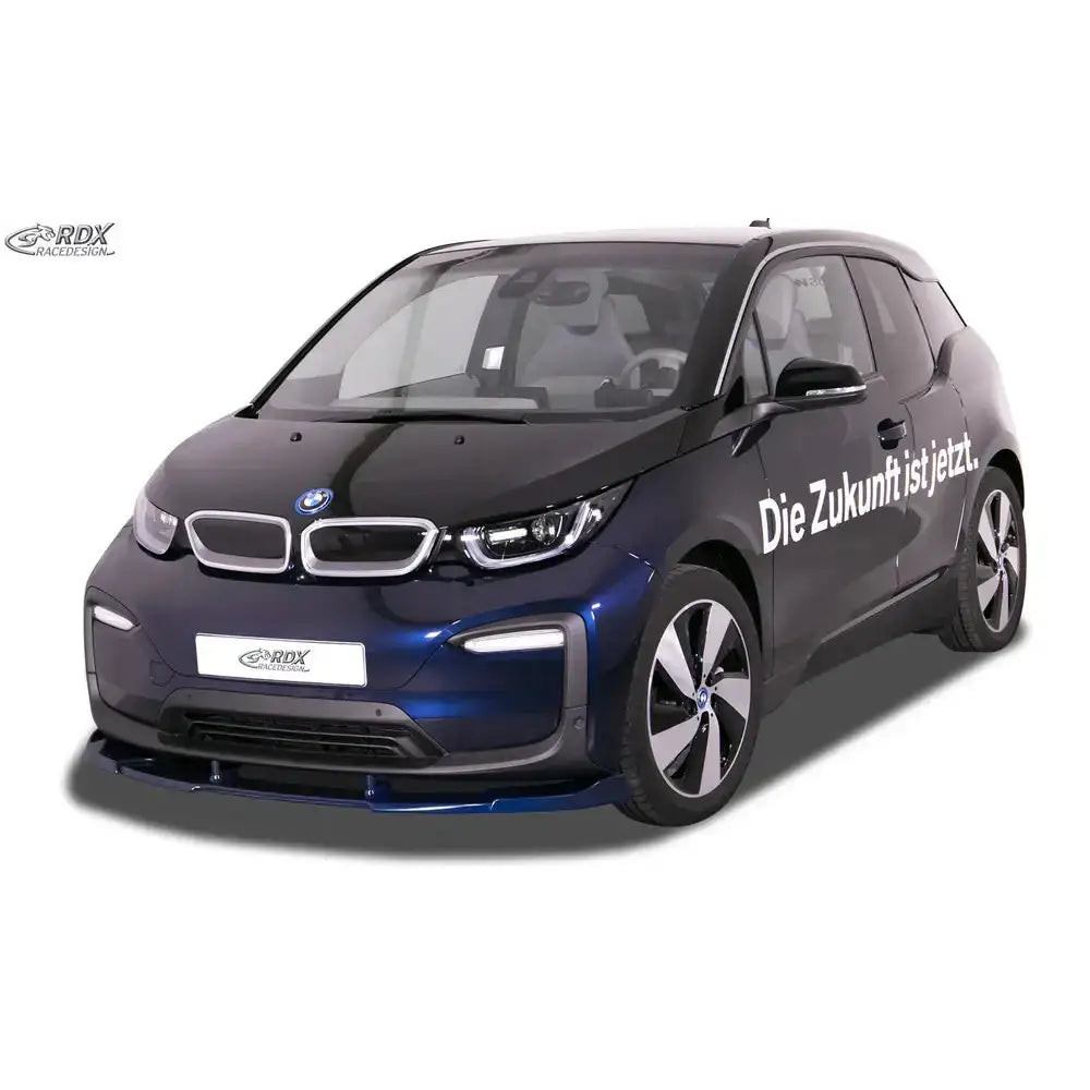 Frontleppe BMW i3 Vario X montert på mørkeblå bil med sølvfelger og hvit tekst på døren.