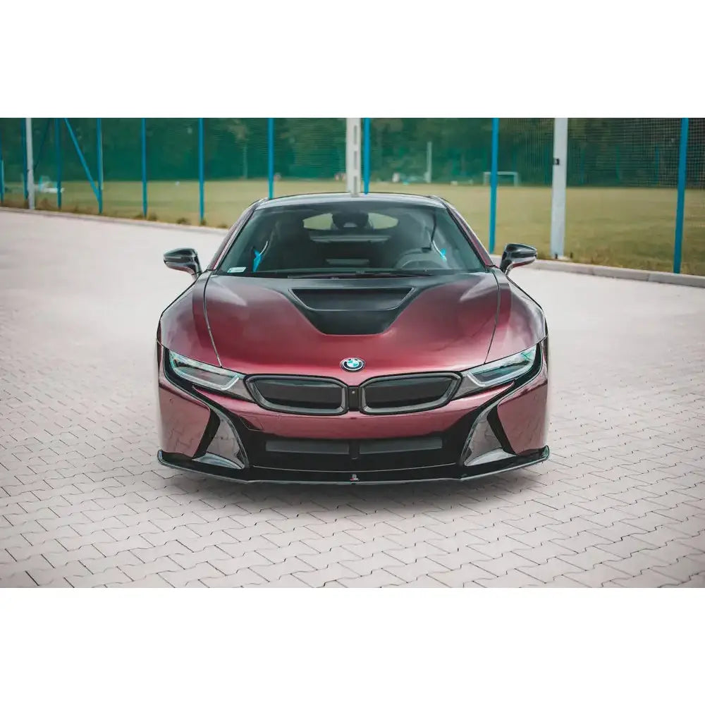 Frontleppe på BMW I8 sportsbil i metallic burgunder, sett rett forfra med svarte detaljer og markert panser.