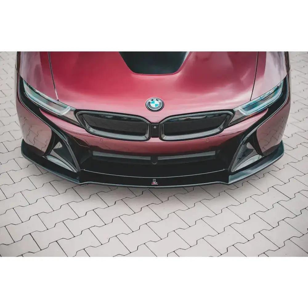 Front lip på BMW I8 med burgunderrød front, svarte detaljer og karbonfiber spoiler sett ovenfra.