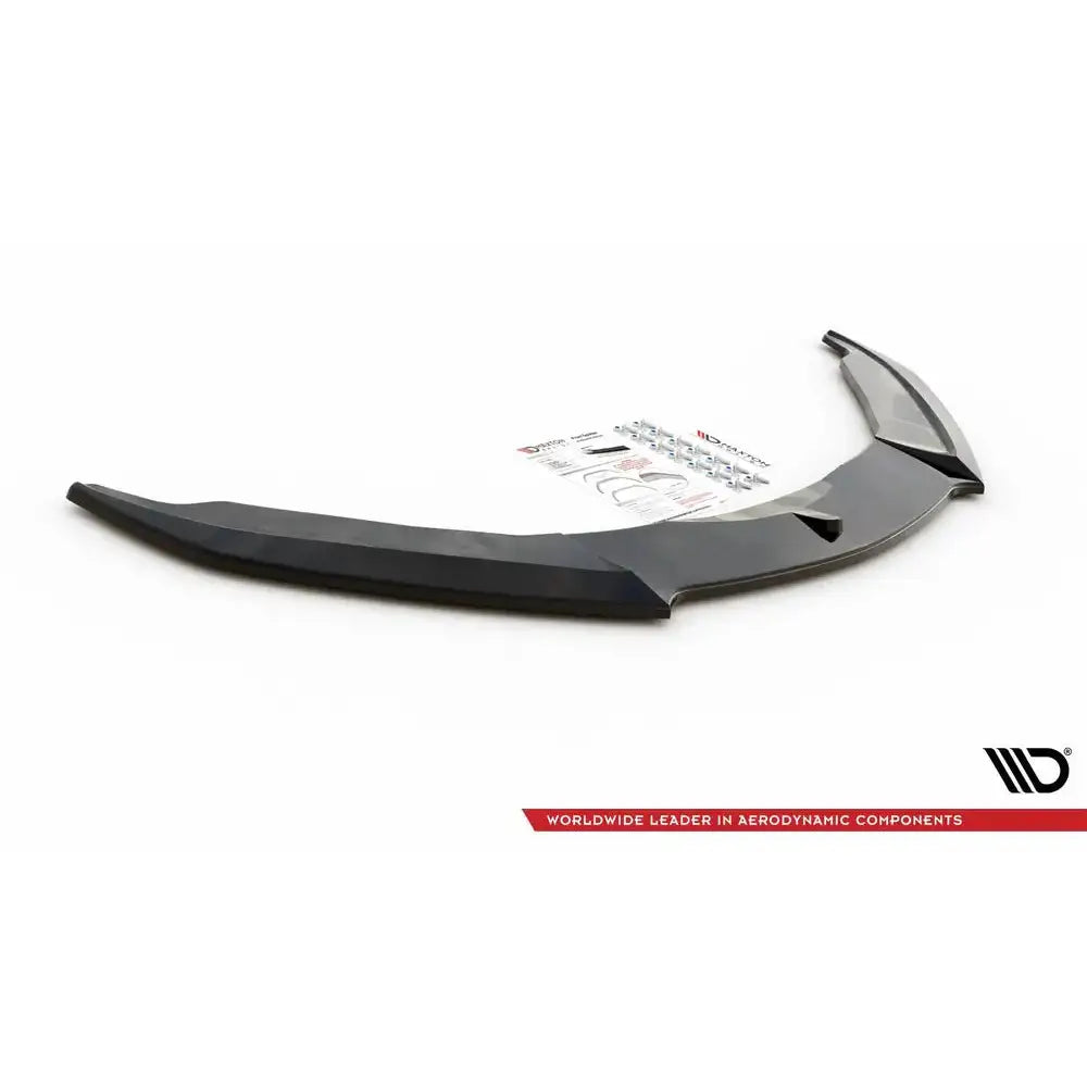 Frontleppe til BMW I8, svart aerodynamisk plastdel med monteringsanvisning og festedeler bak mot hvit bakgrunn.