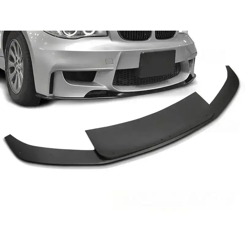 Frontspoiler til BMW M-Coupe E82 10-12 i svart plast, skrå vinkel med buet form og monteringshull.