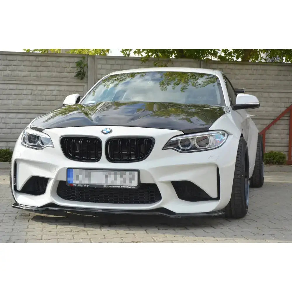 Frontleppe på BMW M2 F87 Coupe, hvit bil sett forfra med sort panser og store luftinntak.