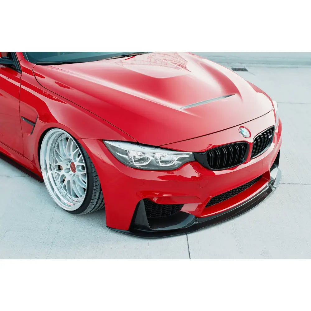 Frontspoiler til BMW M3 F80 vist fra fronten mot hvit bakgrunn.