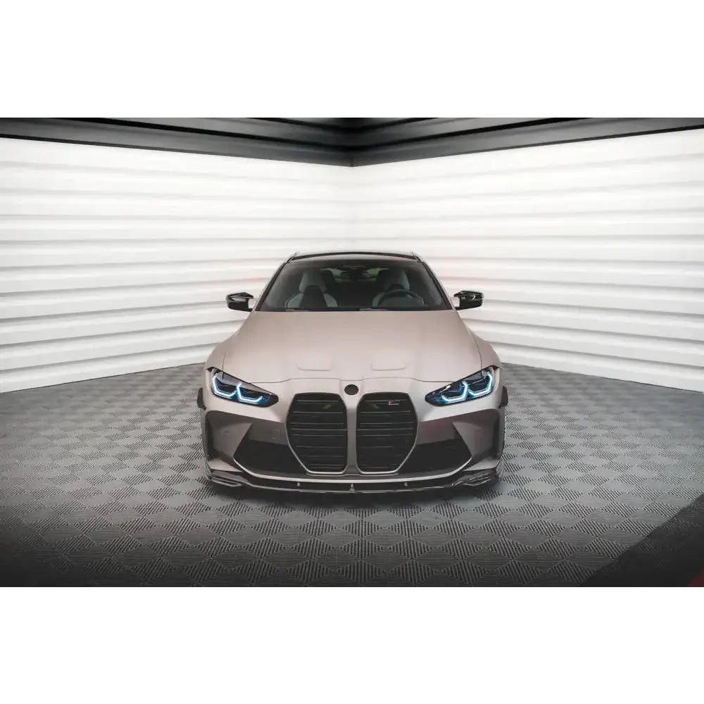 Frontleppe på BMW M4 G82 med sorte grilldetaljer og blå LED-lykter i lyst utstillingsrom.