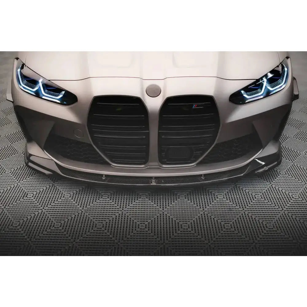 Front splitter til BMW M4 G82/M3 G80 V.2 karbon, montert på grå sportsbil med svarte grilldetaljer.