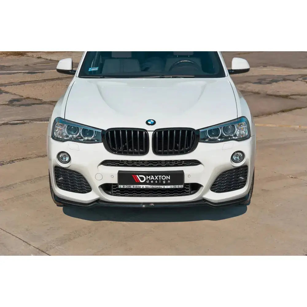 Frontleppe på BMW X3 F25 M-Pack Facelift med sort grill og sportslige luftinntak fra Maxton Design.