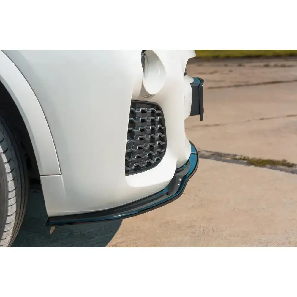 Front lip på BMW X3 F25 M-Pack Facelift, hvit frontspoiler med sort leppe og luftinntaksgitter.