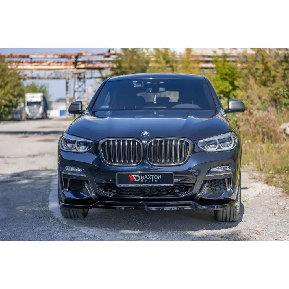 Spoiler BMW X4 M-Pack G02 sett forfra med kromgriller, LED-lykter og Maxton Design-skilt.