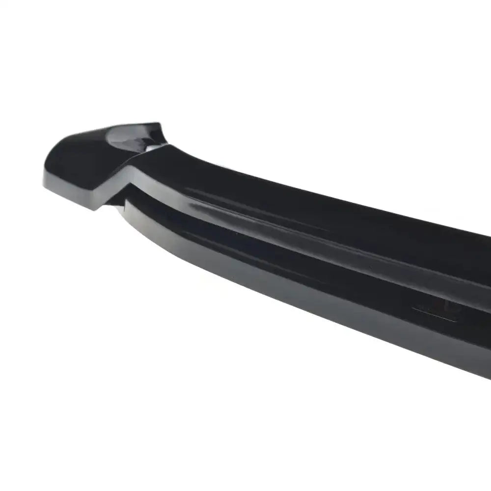 Frontleppe til BMW X4 M-Pack G02 i sort, blank hardplast med glansfulle detaljer på hvit bakgrunn.