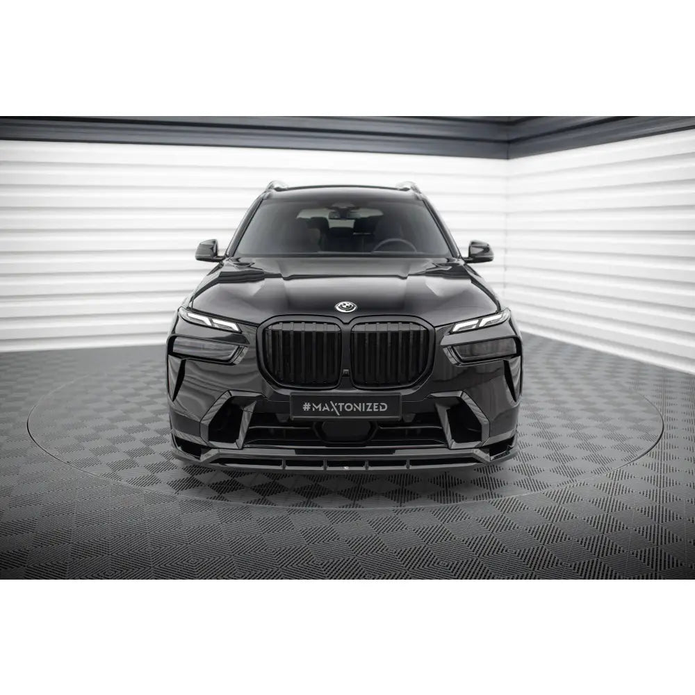 Front lip på BMW X7 M-Pack G07 Facelift sett forfra med stor grill og LED-frontlykter i lyst studio.