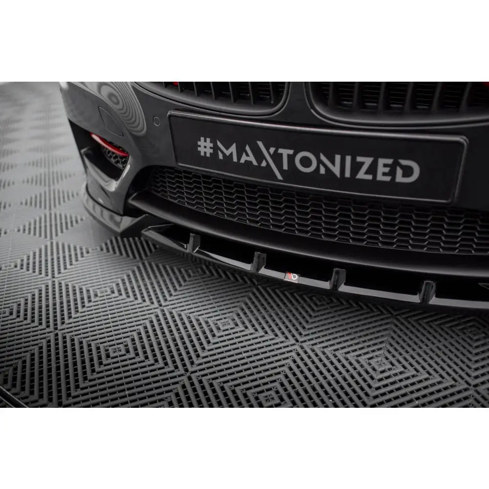 Spoiler til BMW Z4 E89 M-Pack Facelift i sort blank plast, sett forfra med røde detaljer i grillen.