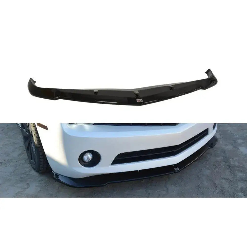Frontspoiler til Chevrolet Camaro Mk5 i sort plast, vist mot hvit bakgrunn og montert på hvit bil.