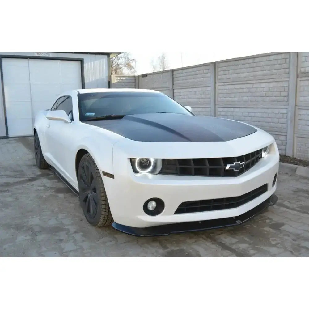 Frontleppe på hvit Chevrolet Camaro Mk5 med svart panser, svarte felger og markante LED-frontlys.