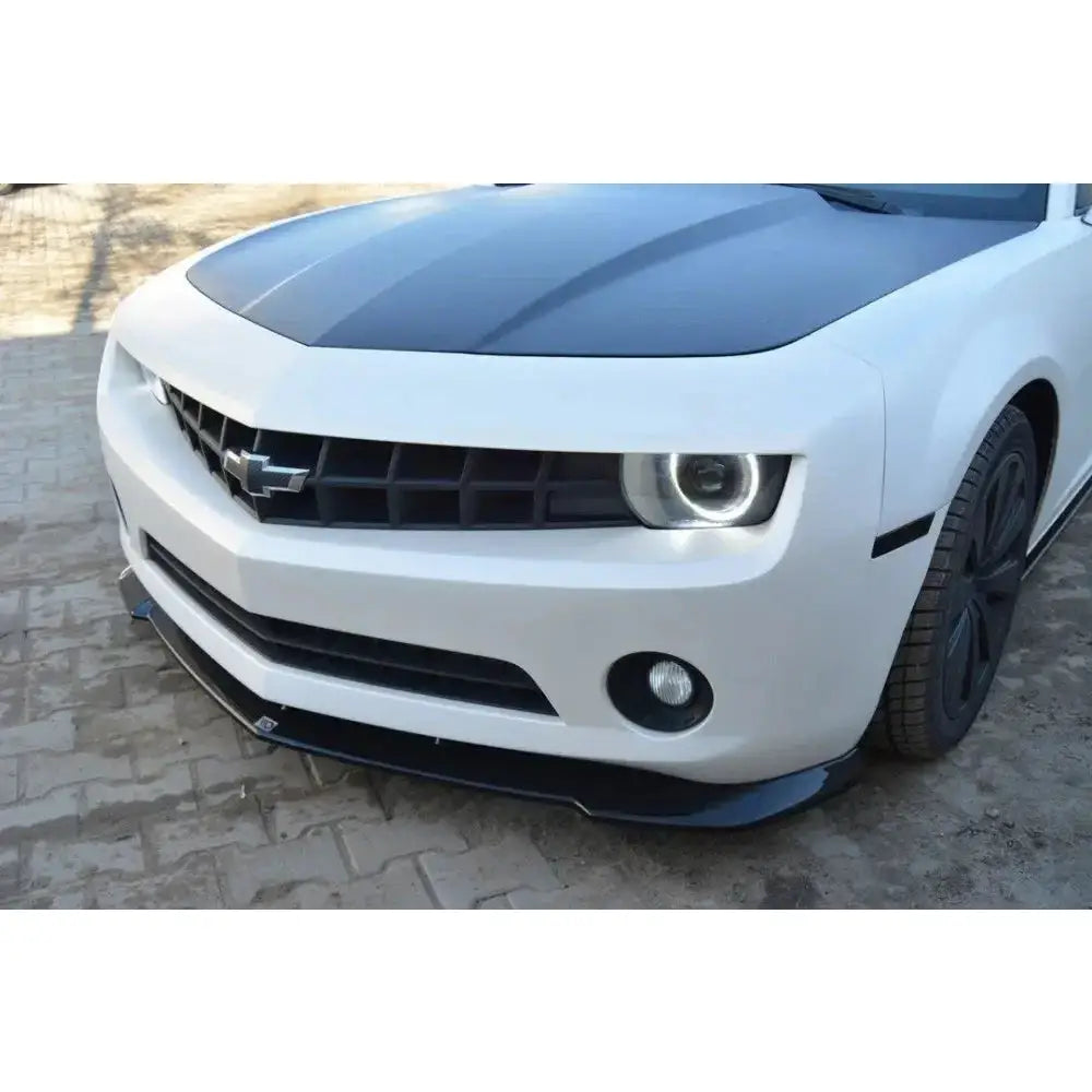 Front splitter på Chevrolet Camaro Mk5 med sort panser og spoiler foran på hvit bil.