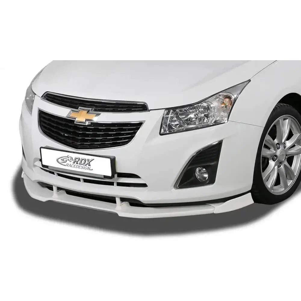 Frontspoiler på Chevrolet Cruze 12-15, hvit bil forfra i trekvart vinkel med sportslig design.
