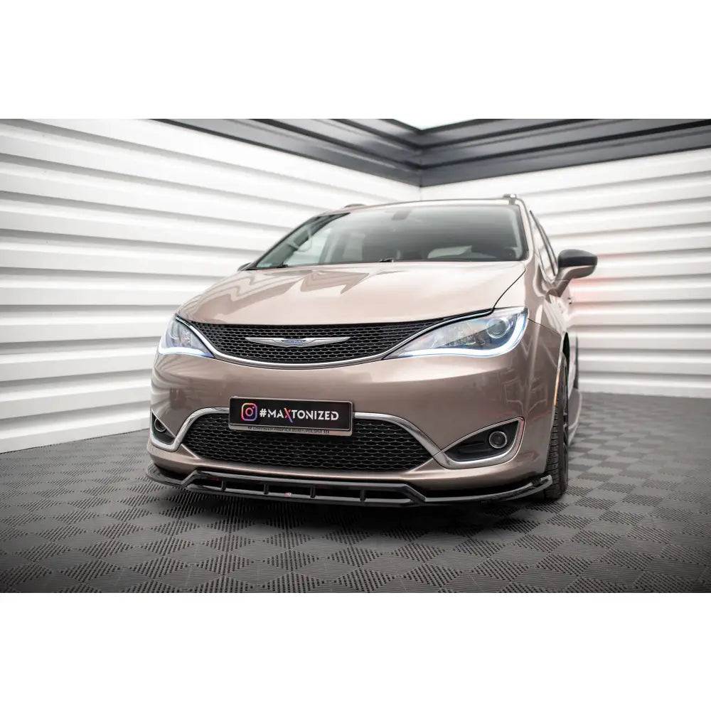 Spoiler på Chrysler Pacifica Mk2, lysebrun bil sett forfra med sorte detaljer og LED-lys.