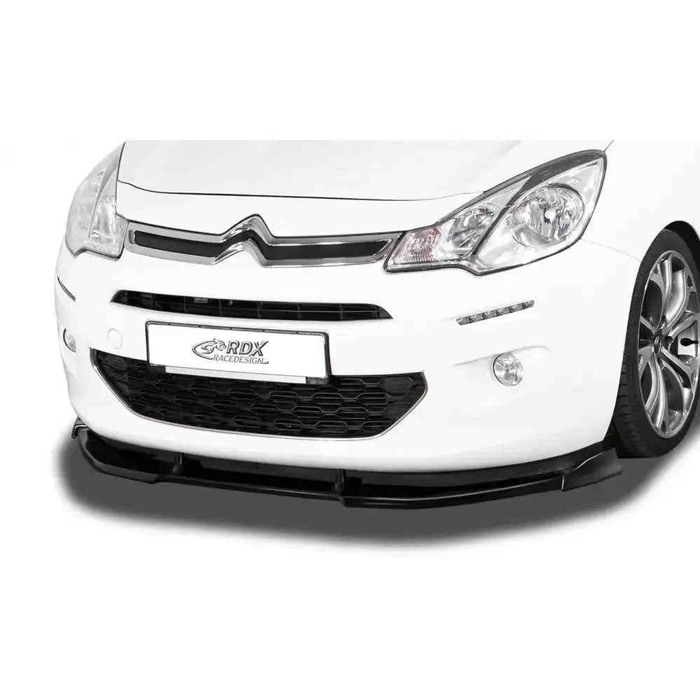 Frontspoiler til Citroen C3 13-17, montert under hvit støtfanger med kromdetaljer og klare frontlykter.