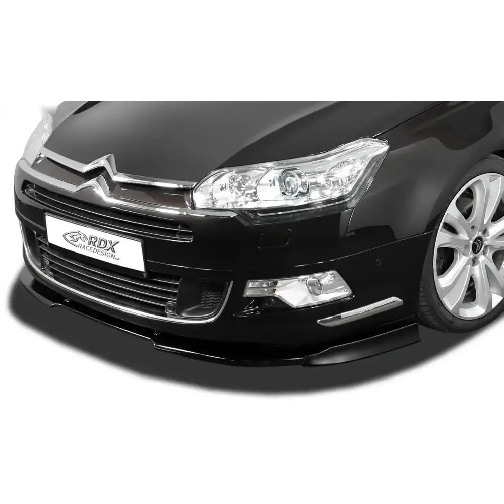 Frontspoiler til Citroen C5 08- montert på sort bil sett skrått forfra med kromdetaljer og felg.