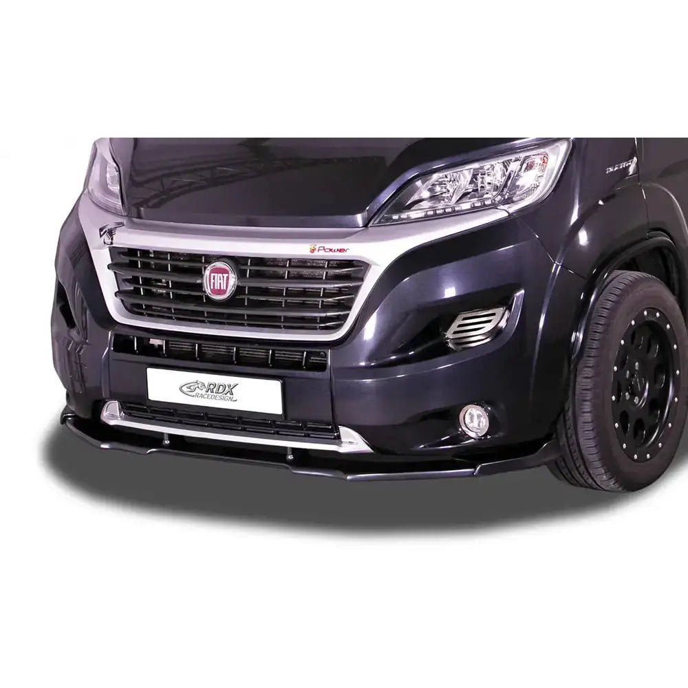 Frontleppe til Fiat Ducato 14- vises montert på svart varebil med sølvgrill og spoiler foran.