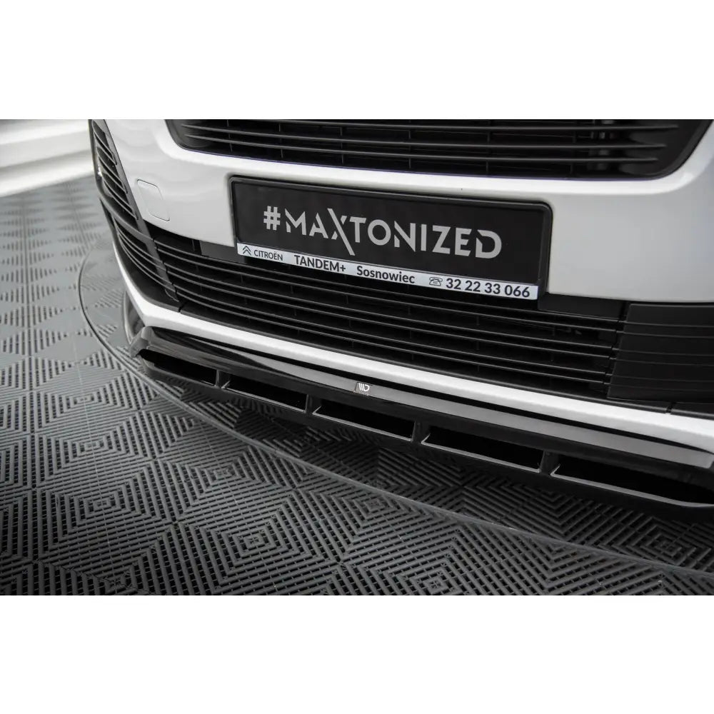 Spoiler til Citroen Jumpy Mk3, svart plast frontspoiler montert under støtfanger, sett forfra mot gulv.