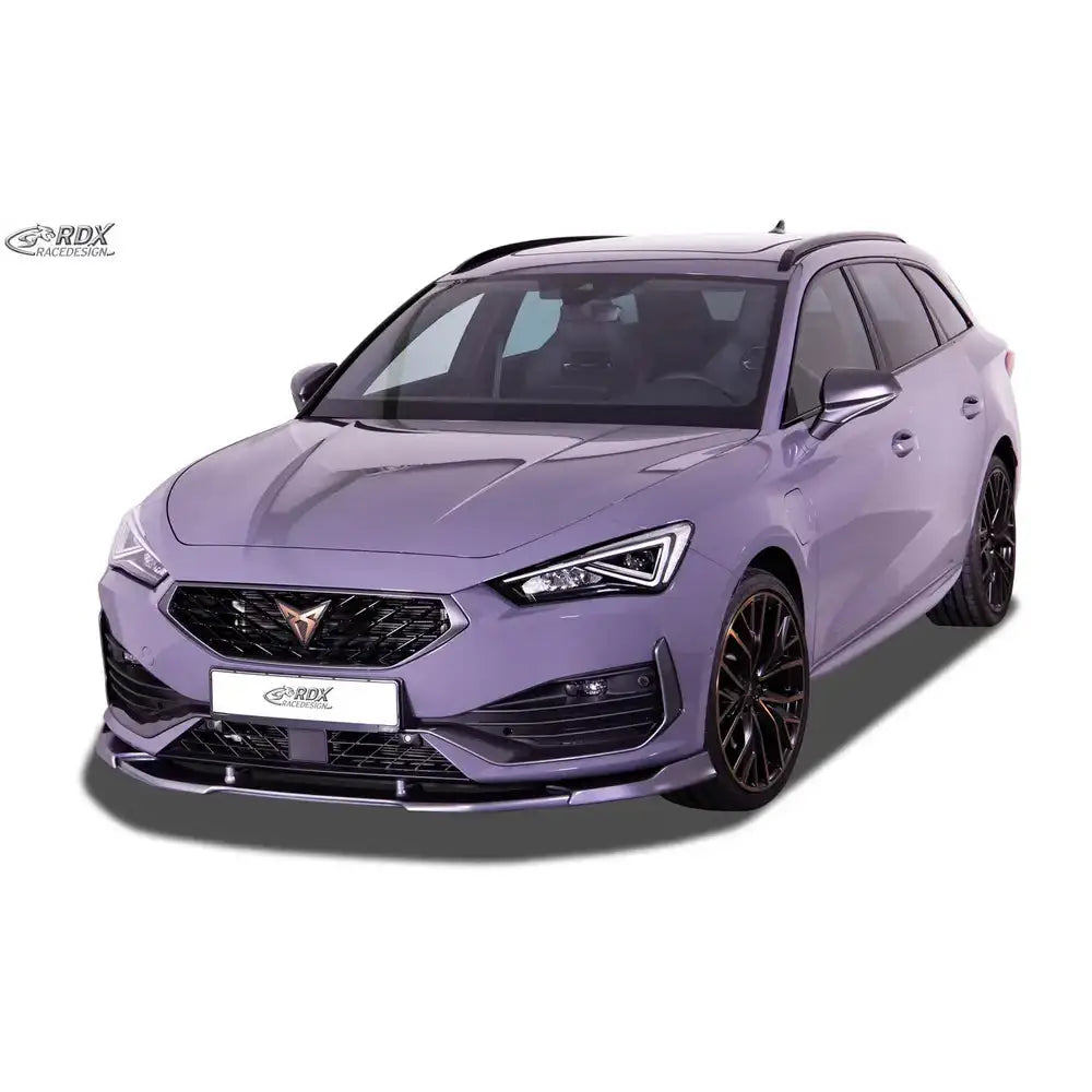 Frontleppe på Cupra Leon med sorte detaljer, mørke ruter og sportslig design, sett skrått forfra.