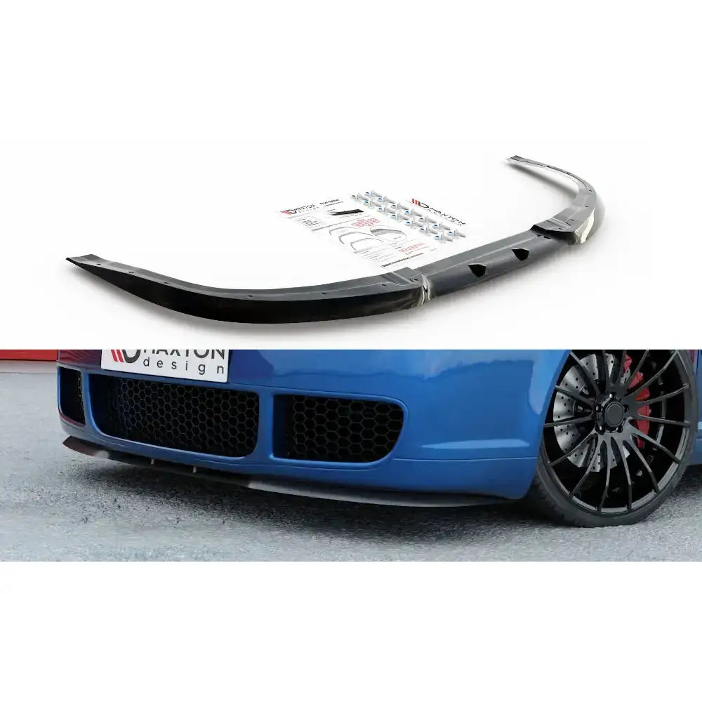 Frontspoiler VW Golf IV R32 Cupra Look i sort plast med monteringsutstyr, vist skrått og montert på blå bil.