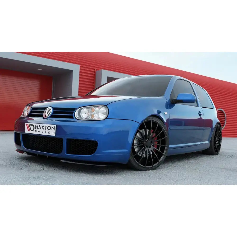 Frontleppe på VW Golf IV R32 Cupra Look, blå bil med svarte felger og sportslig design foran bygning.