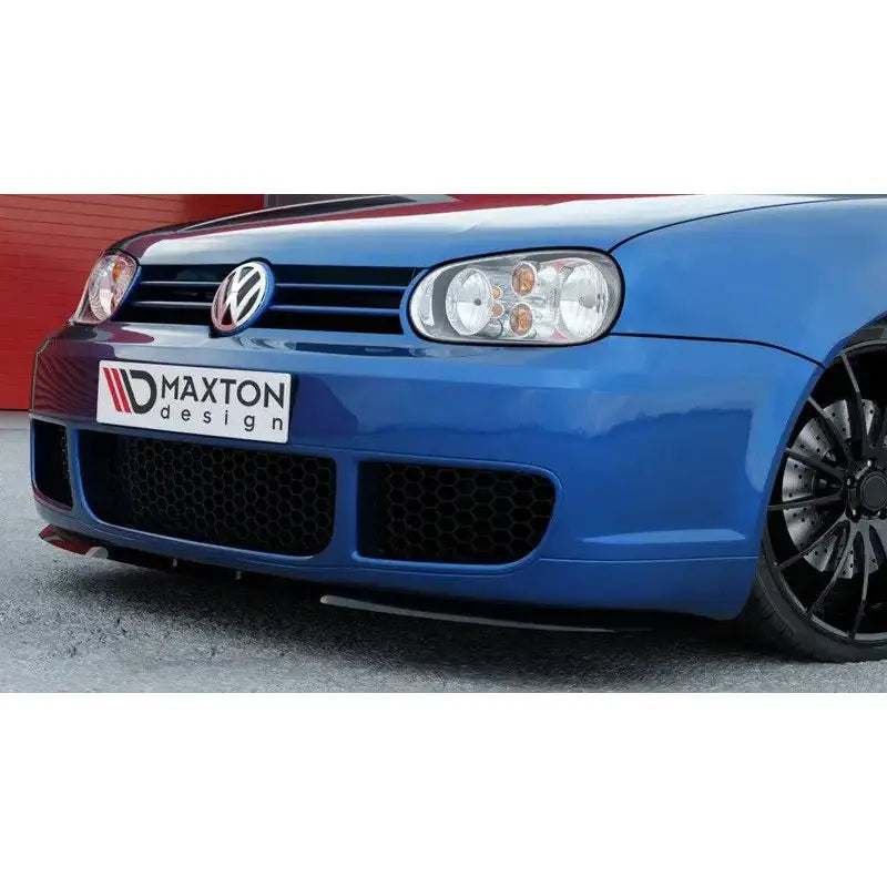 Spoiler til VW Golf IV R32 Cupra Look, sort nedre frontspoiler på blå bil med Maxton Design-logo.